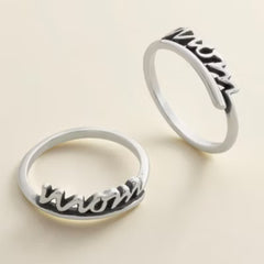 "Mom" Script Ring